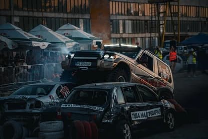 Най-лудото шоу на авто гладиатори прави 10 години със зрелищни гледки и трибюти на Metallica, Megadeth и Lady Gaga